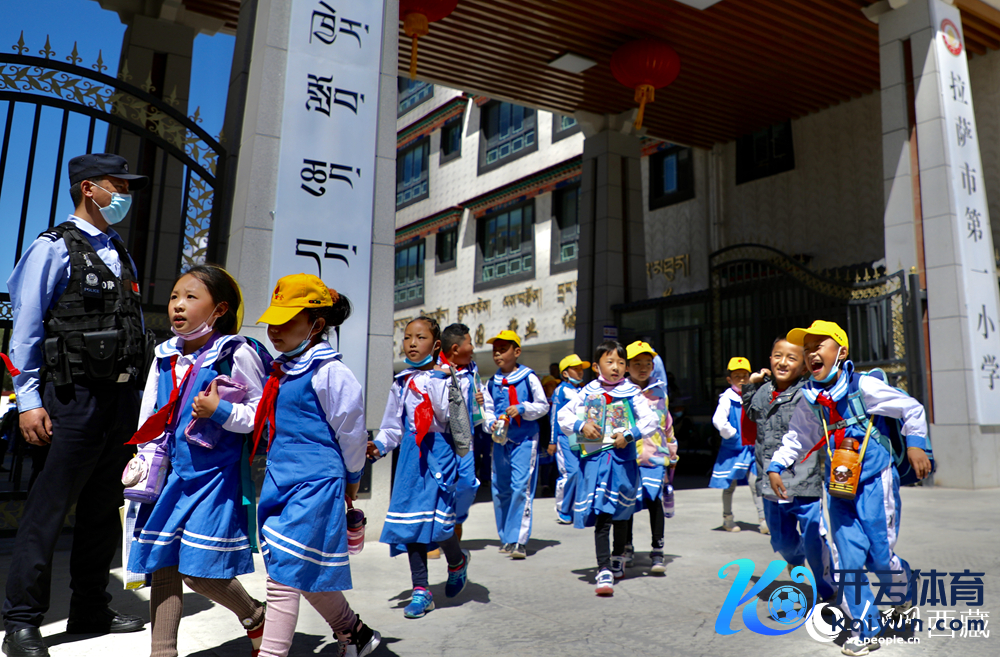 拉萨市第一小学的学生们下学后直率地走出校门。东谈主民网记者 次仁罗布摄